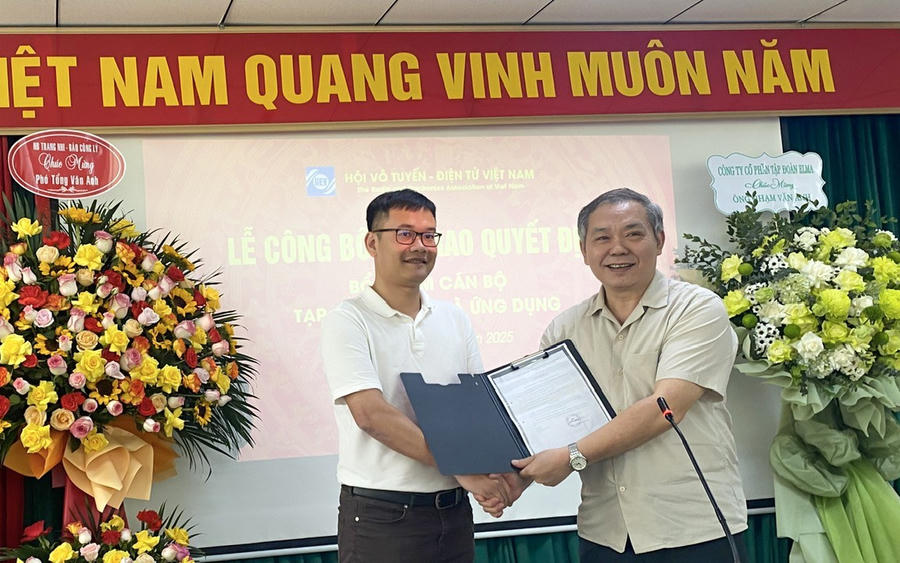 TS. Trần Đức Lai, Chủ tịch REV trao quyết định bổ nhiệm Phó Chánh Văn phòng, Hội REV cho nhà báo Đào Hùng Cường.