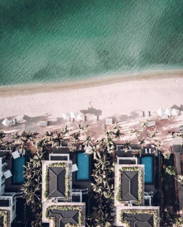 Hoặc villa sát biển- Beachfront Villa - để hàng ngày chỉ cần thức dậy là có thể đón những cơn sóng nhẹ nhàng đầu tiên xô vào bờ.