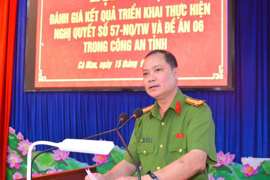 Đại tá Trần Văn Thi - Ủy viên Ban Thường vụ Đảng ủy, Phó Giám đốc Công an tỉnh Cà Mau, phát biểu khai mạc và điều hành tham luận tại Hội nghị.