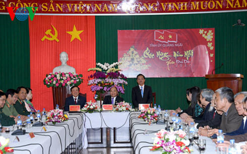 Ông Lê Viết Chữ, Bí thư Tỉnh ủy Quảng Ngãi báo cáo với Thủ tướng tình hình phát triển kinh tế- xã hội của địa phương. (Ảnh: VOV)