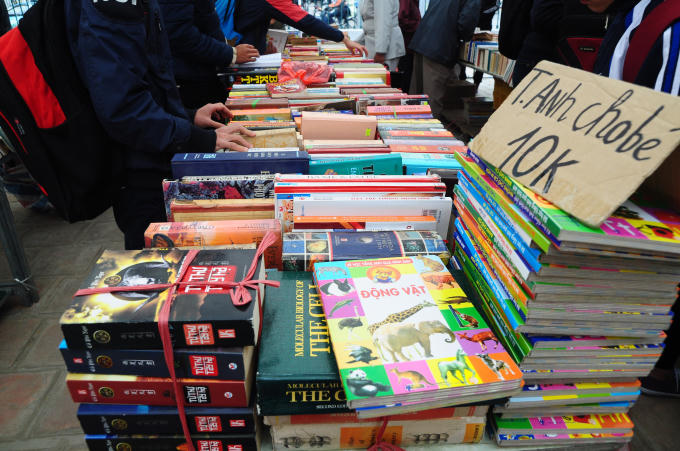 Có cả các loại sách cho các em nhỏ.