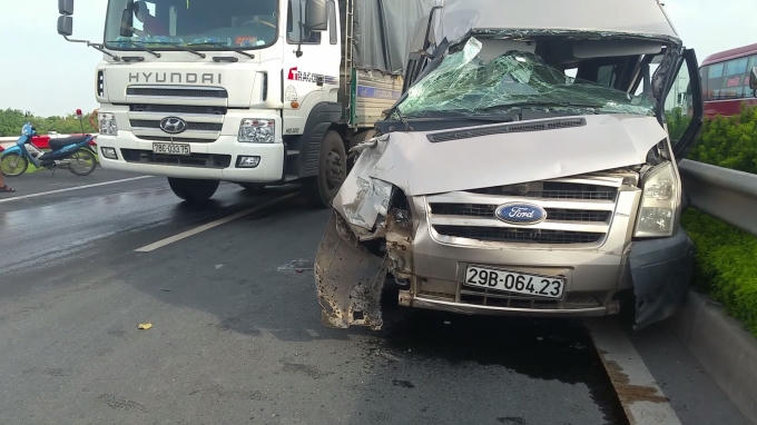 Chiếc xe khách 16 đã bị hư hỏng nặng sau vụ va chạm.