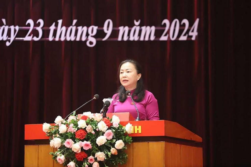 Bà Vi Ngọc Bích, Phó Chủ tịch Thường trực HĐND tỉnh Quảng Ninh, phát biểu khai mạc kỳ họp. 

			(Ảnh: Cổng TTĐT Quảng Ninh).