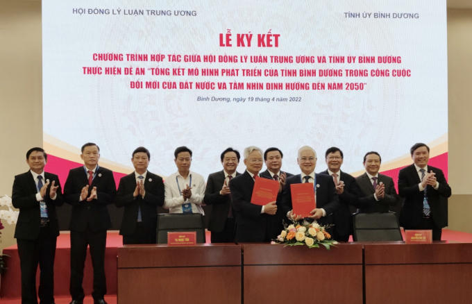 Lễ ký kết Biên bản phối hợp với Hội đồng lý luận Trung ương thực hiện Đề án Tổng kết mô hình phát triển của tỉnh Bình Dương trong công cuộc đổi mới của đất nước và tầm nhìn định hướng đến năm 2050.