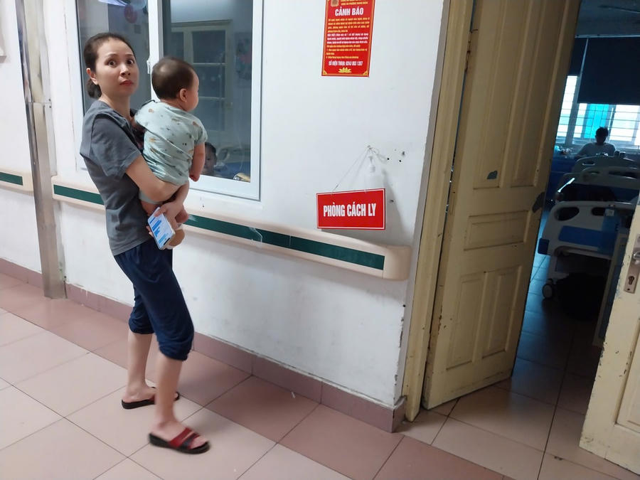 Phòng cách ly dành cho các bệnh nhi mắc sởi. Ảnh: Linh Đan