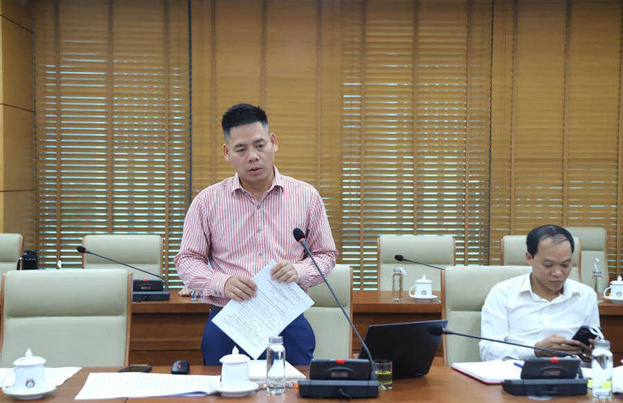 Lãnh đạo phường Tân giang phát biểu tại cuộc họp.