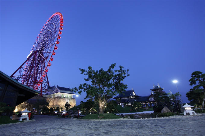 E ấp đứng cạnh “mắt thần” Sun Wheel là vườn Nhật – Zen Garden. Khu vườn là hình ảnh một nước Nhật thu nhỏ với những tán cây bonsai, ao cá Kio hay quần thể những cây Hắc Tùng và La Hán hàng trăm tuổi mang đậm nét đặc trưng của đất nước Mặt trời mọc, được chủ đầu tư Tập đoàn Sun Group kỳ công chọn lựa, mang về từ Nhật Bản.