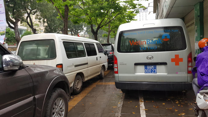 Xe biển xanh đỗ san sát đến tận trước cửa nhà khiến người đi bộ rất khó khăn khi đi lại trên vỉa hè.