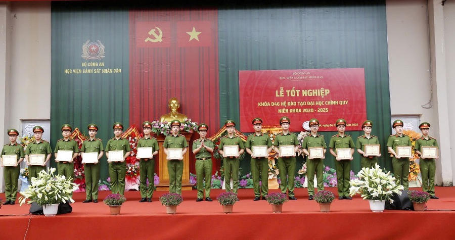 20 học viên nhận bằng tốt nghiệp xuất sắc, 277 học viên nhận bằng tốt nghiệp Giỏi, đặc biệt là 38 học viên được phong, thăng cấp bậc hàm Trung úy.