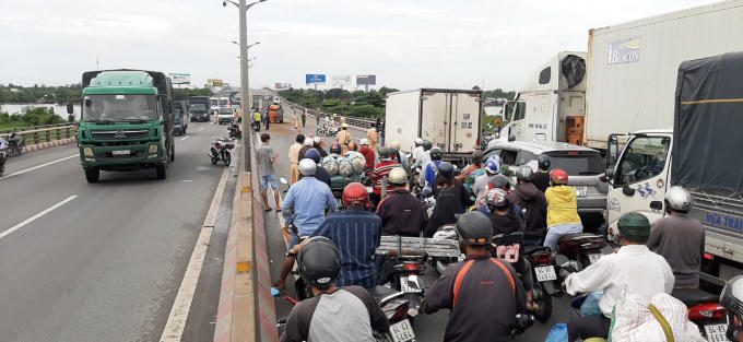 Vụ TNGT xảy ra trên cầu Cần Thơ hồi tháng 5 khiến tình trạng kẹt xe kéo dài.