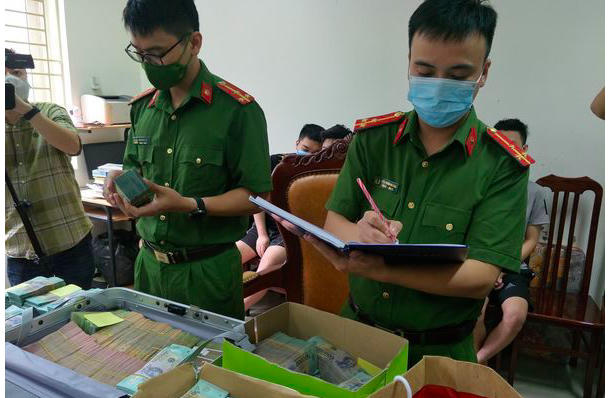 Cơ quan công an kiểm đếm số tiền tang vật.