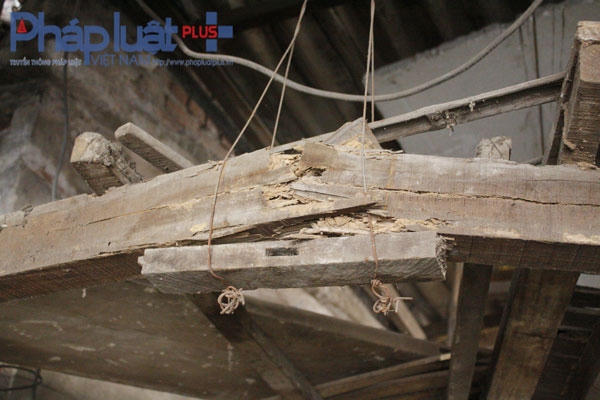 Những cây gỗ đã bị mục ruỗng đã được gia đình ông Thuỷ gia cố nhưng chỉ là tạm thời. Việc gia cố này rất nguy hiểm vì ngôi nhà có thể sập bất kỳ lúc nào.