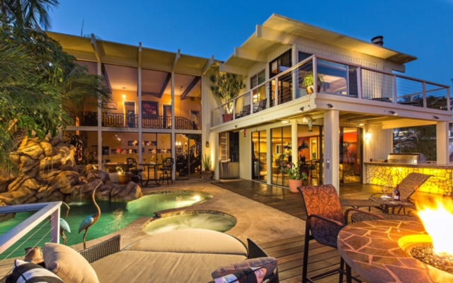 Biệt thự nhìn ra ngay chính mặt biển và đẹp tuyệt vời với cảnh chiều hoàng hôn chuẩn bị buông xuống.