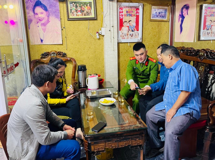 Lực lượng Công an giải thích cho người dân hiểu các phương thức, thủ đoạn lừa đảo của các đối tượng trên không gian mạng. (Ảnh: Công an Hà Tĩnh)