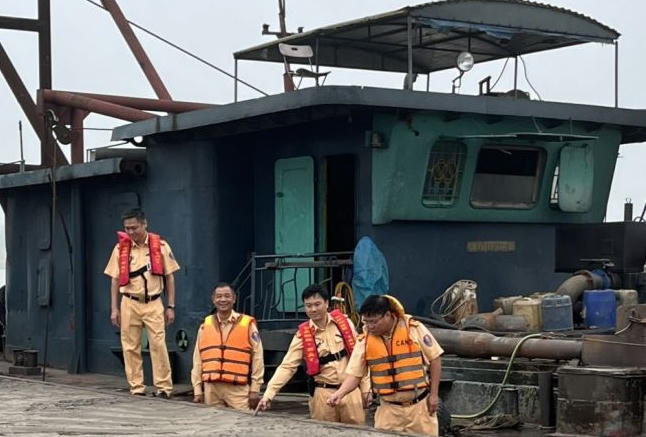 Cảnh sát đường thủy bắt tàu hút cát trái phép trên sông Hồng