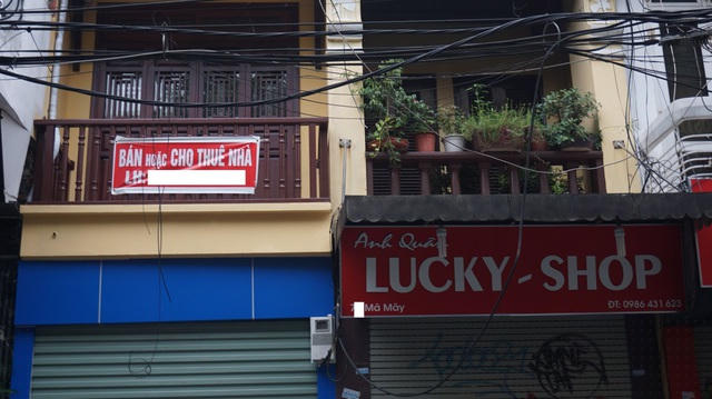 Các tấm biển bán nhà được treo nhiều trên phố cổ Hà Nội.