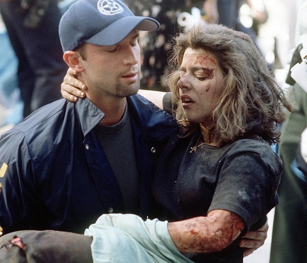 Một phụ nữ bị thương đang được đưa đi cấp cứu. Cô là một trong số ít những nạn nhân còn sống sót sau thảm họa kinh hoàng tại WTC.(Nguồn Internet).