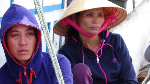 Ngư dân chỉ biết khóc nhìn tài sản cháy rụi.