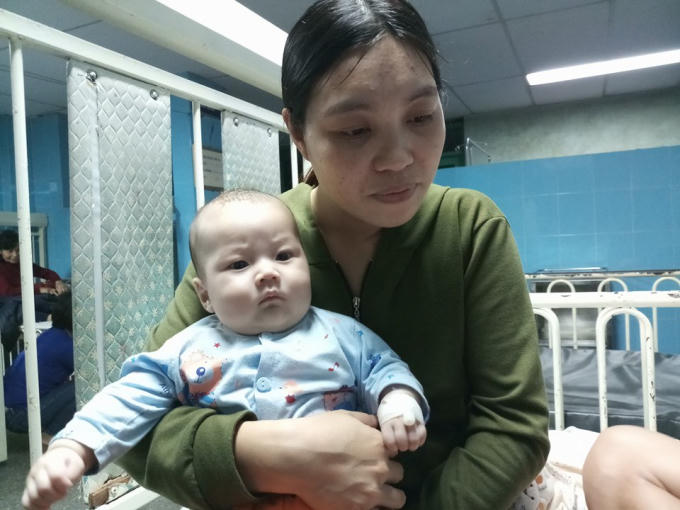Cháu Trần Tiến Đạt có trái tim nằm bên phải ngực.