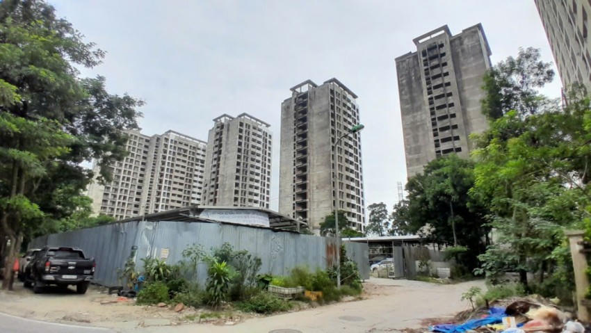 Mặt sau dự án cũng như cảnh quan khu vực vẫn còn ngổn ngang.