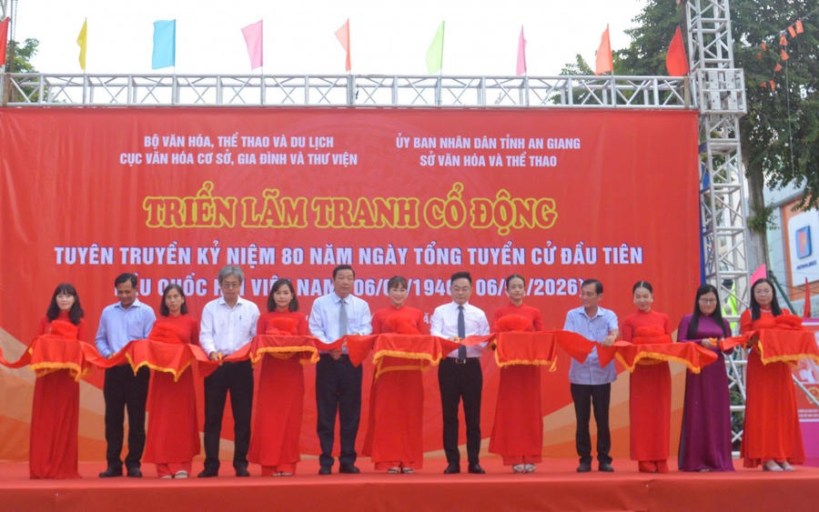 Đại biểu thực hiện nghi thức cắt băng khai mạc triển lãm.