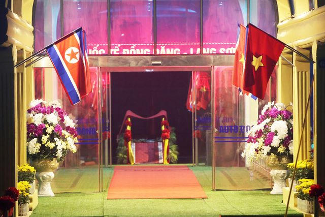 1h sáng 26/2, những khâu trang trí cuối cùng đã hoàn tất, cờ hoa, thảm đỏ đã sẵn sàng đón đoàn tàu Triều Tiên.
