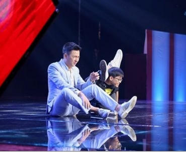 Giọng hát Việt nhí tập 2 vòng giấu mặt: 4 HLV “điên đảo” với cậu bé “vắt hai chân lên đầu”