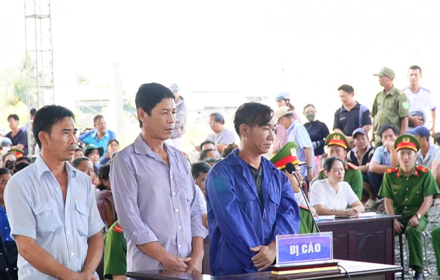 Các bị cáo Đinh Công Lý, Tô Hiền Đệ và Nguyễn Chí Linh tại phiên tòa xét xử.