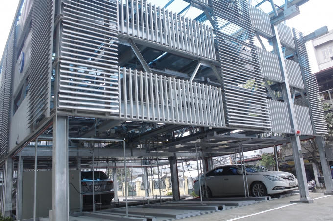 Mỗi ô để xe đều được trang bị vòi cứu hỏa tự động, hoạt động theo chíp cảm biến khi phát hiện ra cháy. Ảnh: Như Trường.