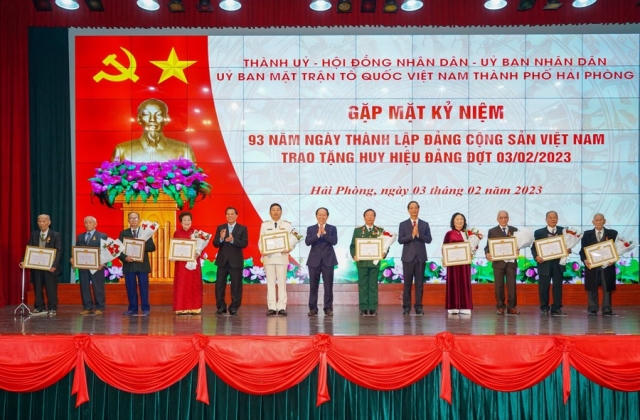 Hải Phòng tổ chức kỷ niệm 93 năm Ngày thành lập Đảng Cộng sản Việt Nam và trao tặng Huy hiệu Đảng