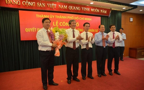 Thường trực Ban Bí thư Đinh Thế Huynh, Trưởng Ban Tổ chức TƯ Phạm Minh Chính, Trưởng Ban Tuyên giáo TƯ Võ Văn Thưởng, nguyên Bí thư Thành ủy TP.HCM Lê Thanh Hải chúc mừng tân Bí thư Thành ủy TP.HCM Đinh La Thăng.