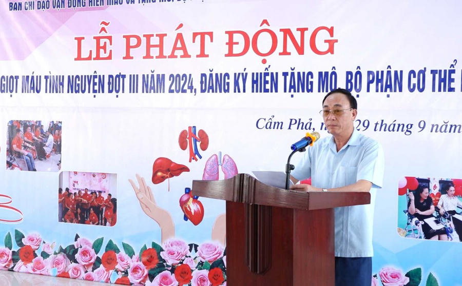 Ông Phạm Văn Kính - Phó Chủ tịch UBND Thành phố Cẩm Phả phát biểu tại buổi lễ.