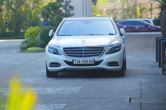 Chiếc Maybach S600 tại TP Đồng Hới, theo giá thị trường thì nó được bán với giá 9,67 tỷ đồng, tuy nhiên với ngoại thất màu trắng, giá xe được bán với giá cao hơn vài trăm triệu, chưa kể mang thêm biển số "tứ quý" 9999 thì trị giá của chiếc xe là không tưởng. (Ảnh. Hải Long)