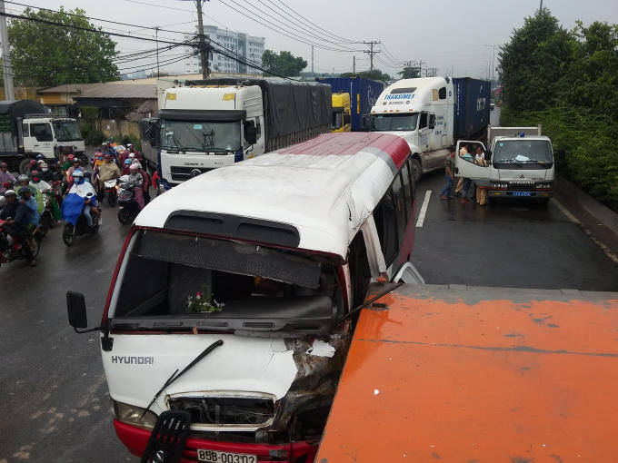 Chiếc xe khách găm chặt vào đuôi xe container.