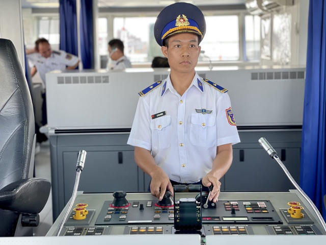 Thiếu tá Lê Văn Dương, Thuyền trưởng tàu CSB 8001.