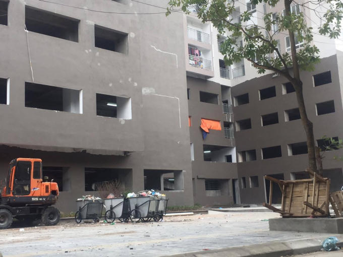 Xe rác tập kết nhưng không thấy chuyển đi.