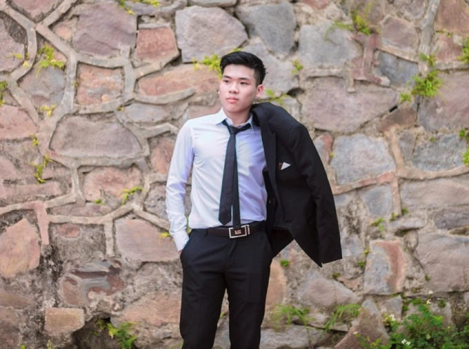 Em Lê Bá Hoàng (lớp 12 Toán Trường THPT chuyên Hùng Vương, tỉnh Phú Thọ) đạt được tổng điểm 3 môn khối B lên đến 29.55 và trở thành thí sinh có điểm thi cao nhất tỉnh Phú Thọ.