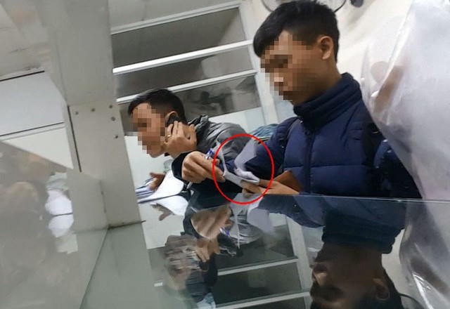 Các “chạy lệnh” viên đang làm thủ tục thông quan cho hàng hóa - ảnh báo Lao động.