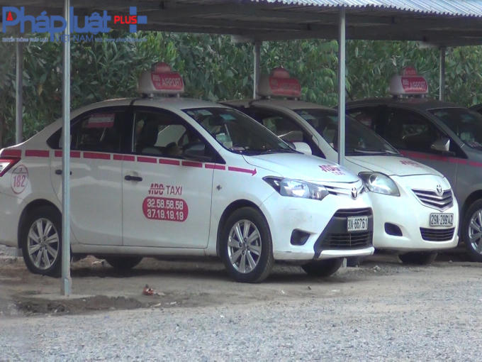 Hàng trăm chiếc xe của hãng taxi ABC được tập kết trên đất nông nghiệp.