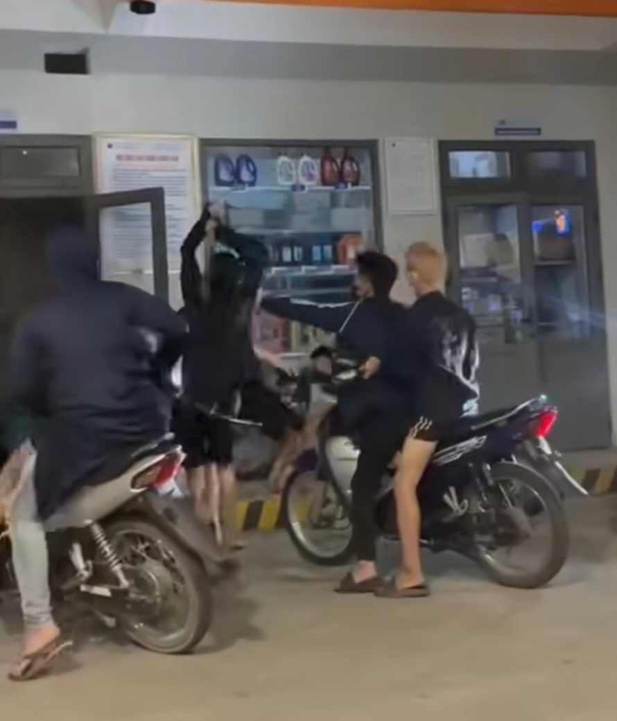 Một đối tượng vung hung khí dọa chém nam thanh niên - Ảnh cắt từ video.