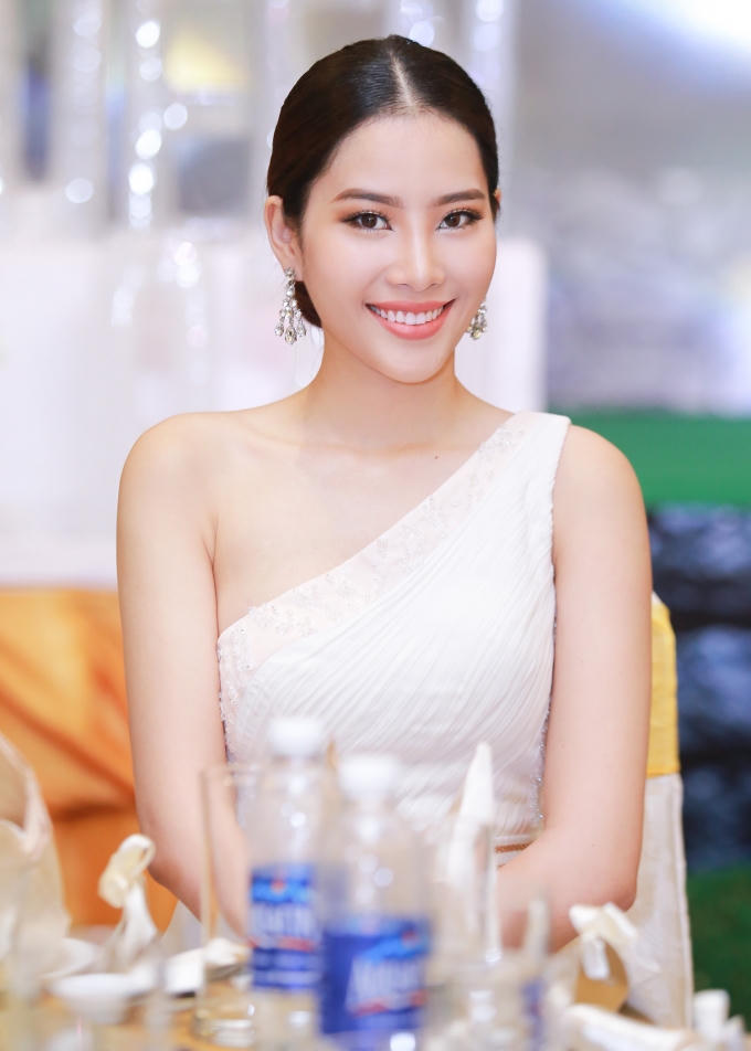 Chiếc đầm với thiết kế lệch vai giúp Nam Em khoe khéo bờ vai trần gợi cảm, chi tiết xẻ cao cũng giúp nàng Hoa khôi khoe được đôi chân thon dài của mình.