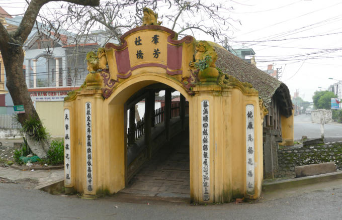 Câu đối phía cổng cầu