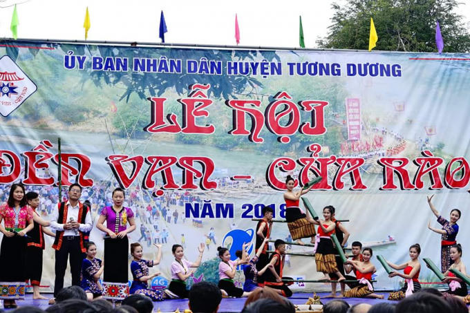 Nghệ An: H&agrave;ng vạn người n&ocirc; nức trẩy hội Đền Vạn - Cửa R&agrave;o