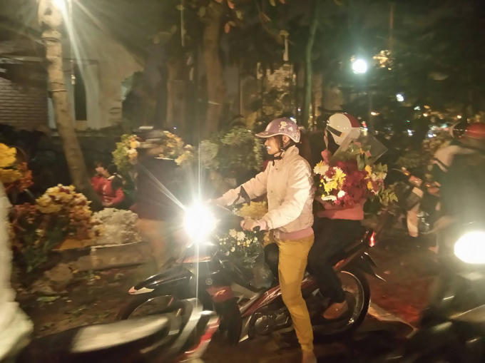 Mỗi người đến chợ hoa đều muốn chọn cho mihf một bó hoa ưng ý nhất về chơi tết.