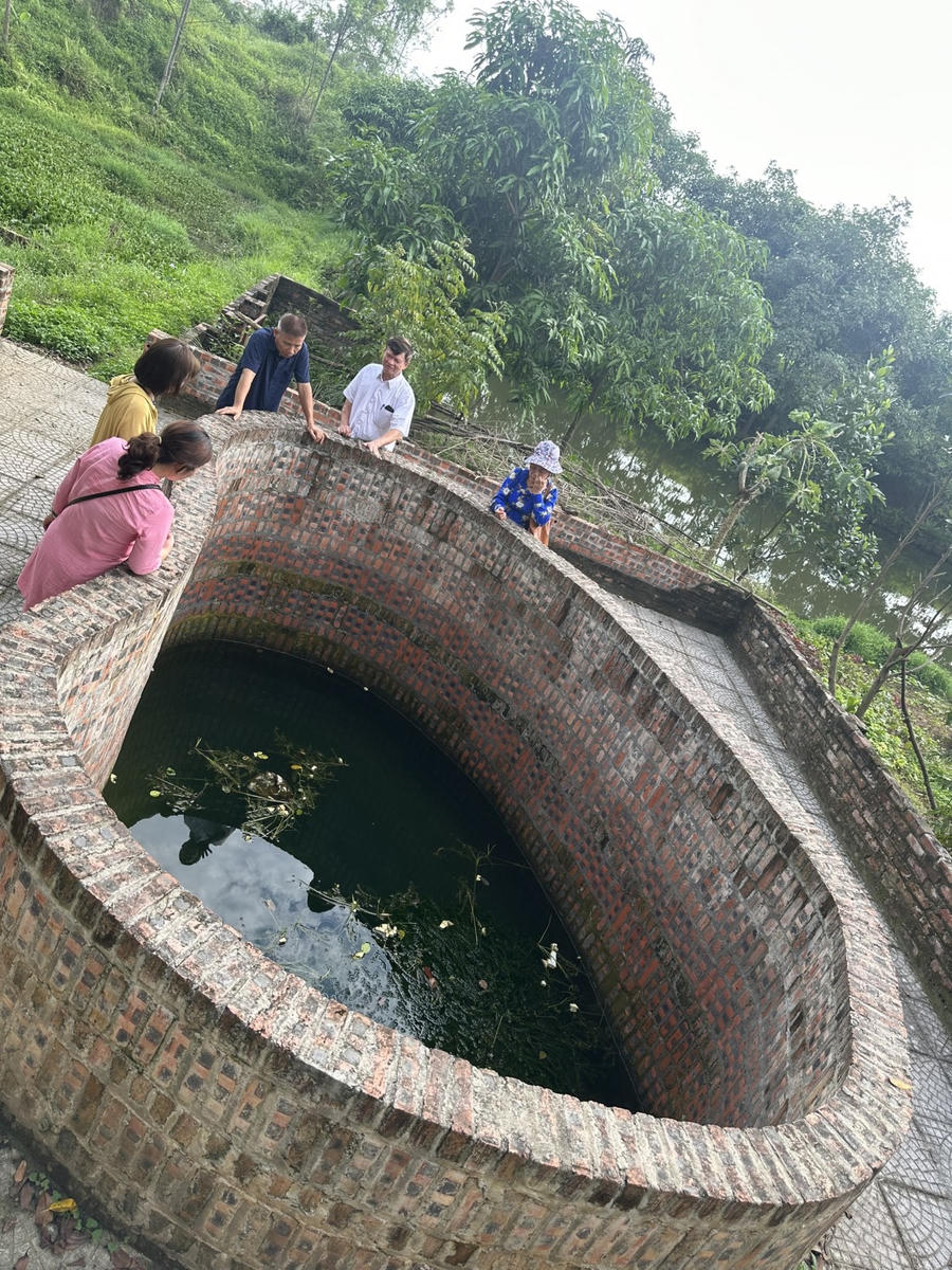 Giếng Cô mang hình dáng một bàn chân người khổng lồ.