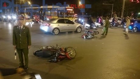 Hàng loạt xe máy nằm la liệt sau khi bị xe ô tô điên đâm trúng. (Ảnh: Đ.Nam)