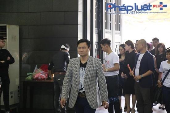 Các nghệ sĩ nghẹn ngào đến viếng nhạc sĩ Trần Lập