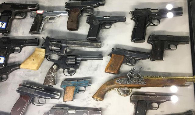 Các loại vũ khí của các phần tử cực đoan bị chính phủ Trung Quốc thu giữ. (Ảnh: Reuters)