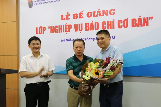 TS. Đào Văn Hội,Tổng Biên tập báo Pháp luật Việt Nam, tặng hoa và nói lời cảm ơn PGS. TS Bùi Thành Nam – Trưởng phòng đào tạo Viện Đào tạo Báo chí và truyền thông trường Đại học Khoa học Xã hội và Nhân văn (bên phải)