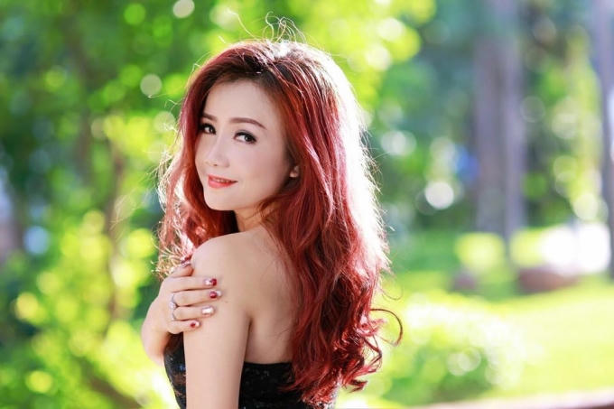 Nhưng lúc nào Hoàng Yến cũng rạng rỡ, trẻ trung dù chị đã 39 tuổi. (Ảnh: Pumn Trần; Make up Nguyễn Đức).